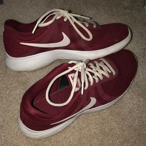 nike burgundy revolution 4